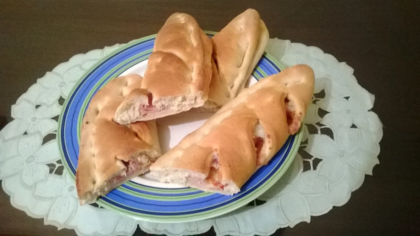 
    Fougasse cu şuncă şi brânză  