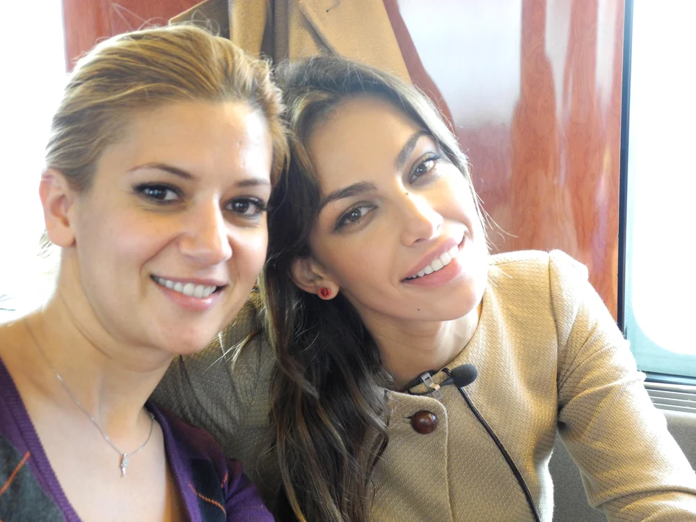 Amalia Enache si Madalina Ghenea s-au fotografiat in tren