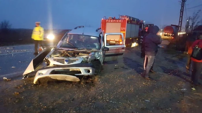 O dacia Logan a fost implicată în accidentul petrecut la Filipeşti, în Prahova FOTO ISU