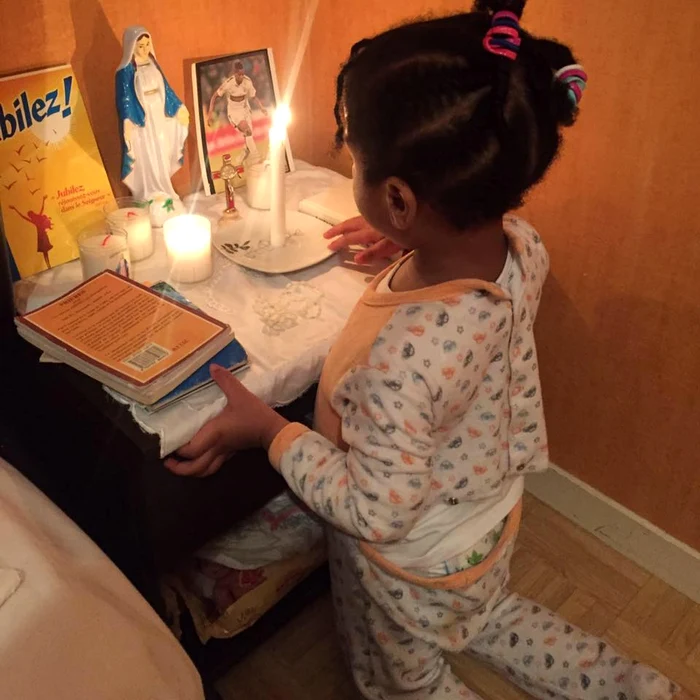 Kim spune rugăciuni pentru sufletul tatălui ei