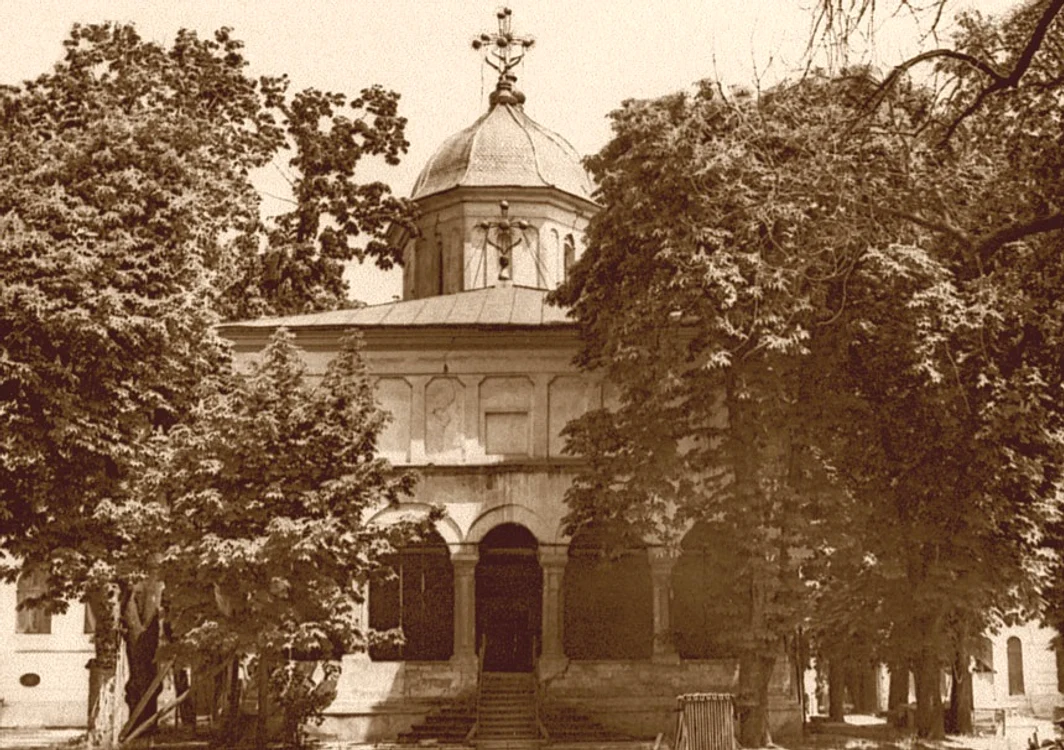 
    Biserica Cotroceni, ridicată la 1681 de domnitorul Șerban Cantacuzino, așa cum arăta ea înainte de a fi demolată de Ceaușescu în 1984Foto: muzeulcotroceni.ro  
