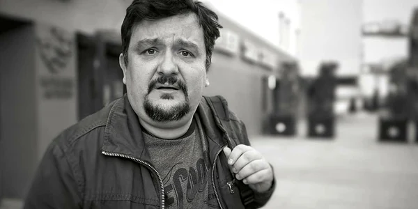 Actorul Marius Rizea pe stradă   arhiva personala jpeg
