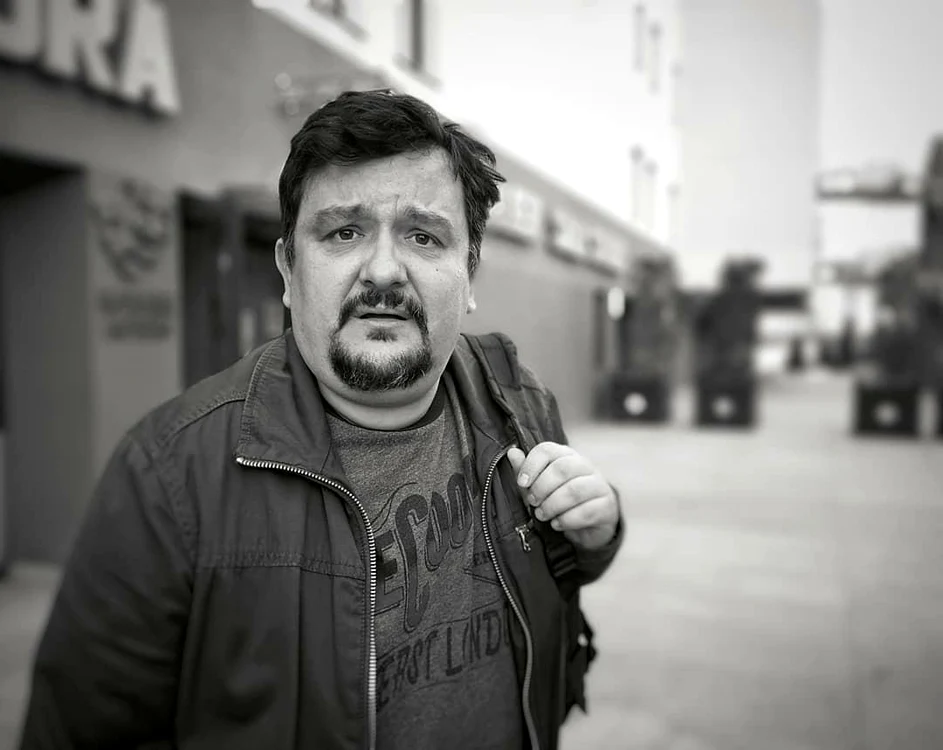 Actorul Marius Rizea pe stradă - arhiva personala