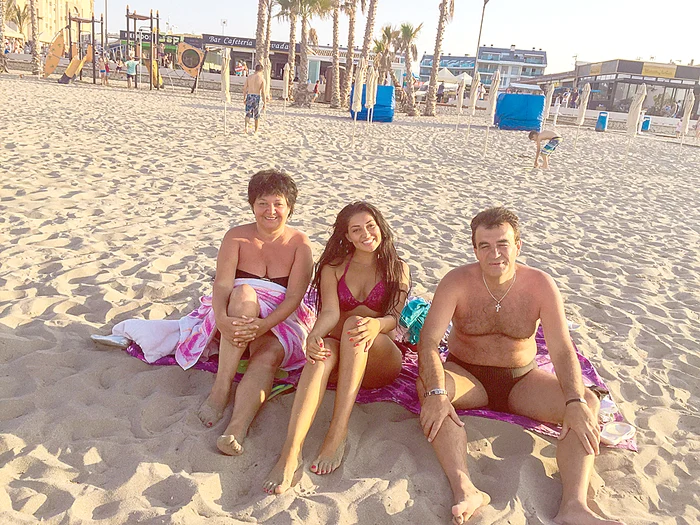 Elena s-a distrat de minune cu mama şi tatăl ei, în vârstă de 58, respectiv 53 de ani