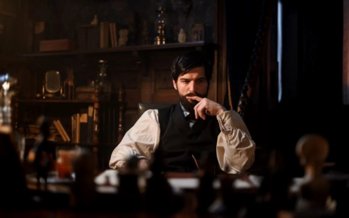 Robert Finster îl portretizează pe tânărul Sigmund Freud FOTO Netflix