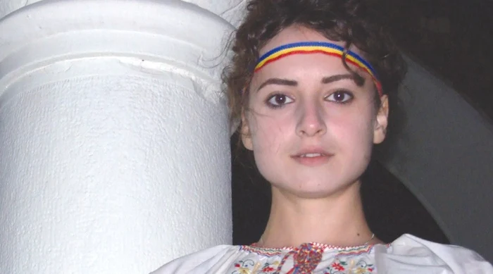 Lara Stegarescu, în costum popular românesc şi cu bentiţă tricoloră, la Constanţa Foto: Sînziana Ionescu