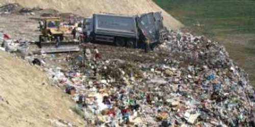 Bacău: Se inventariază gropile de gunoi ale județului
