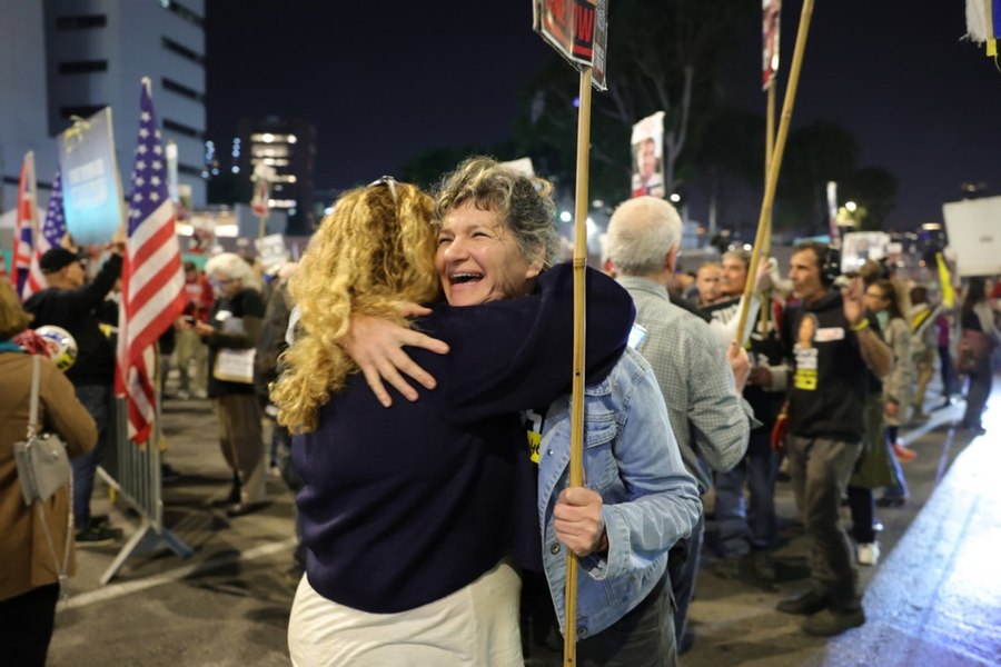 Premierul Ciolacu şi MAE salută eliberarea primilor ostatici israelieni după mai mult de un an de captivitate