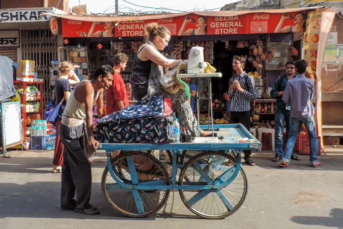 Harriet Riddell în India (Foto: Profimedia)