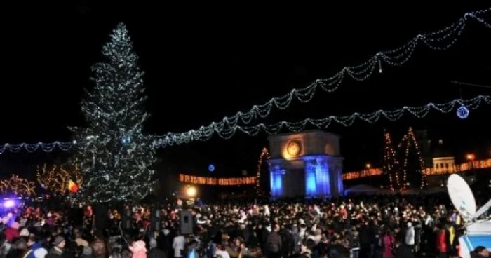 În acest an pomul de Crăciun este amplasat lângă Arcul de Triumf. FOTO Adevărul