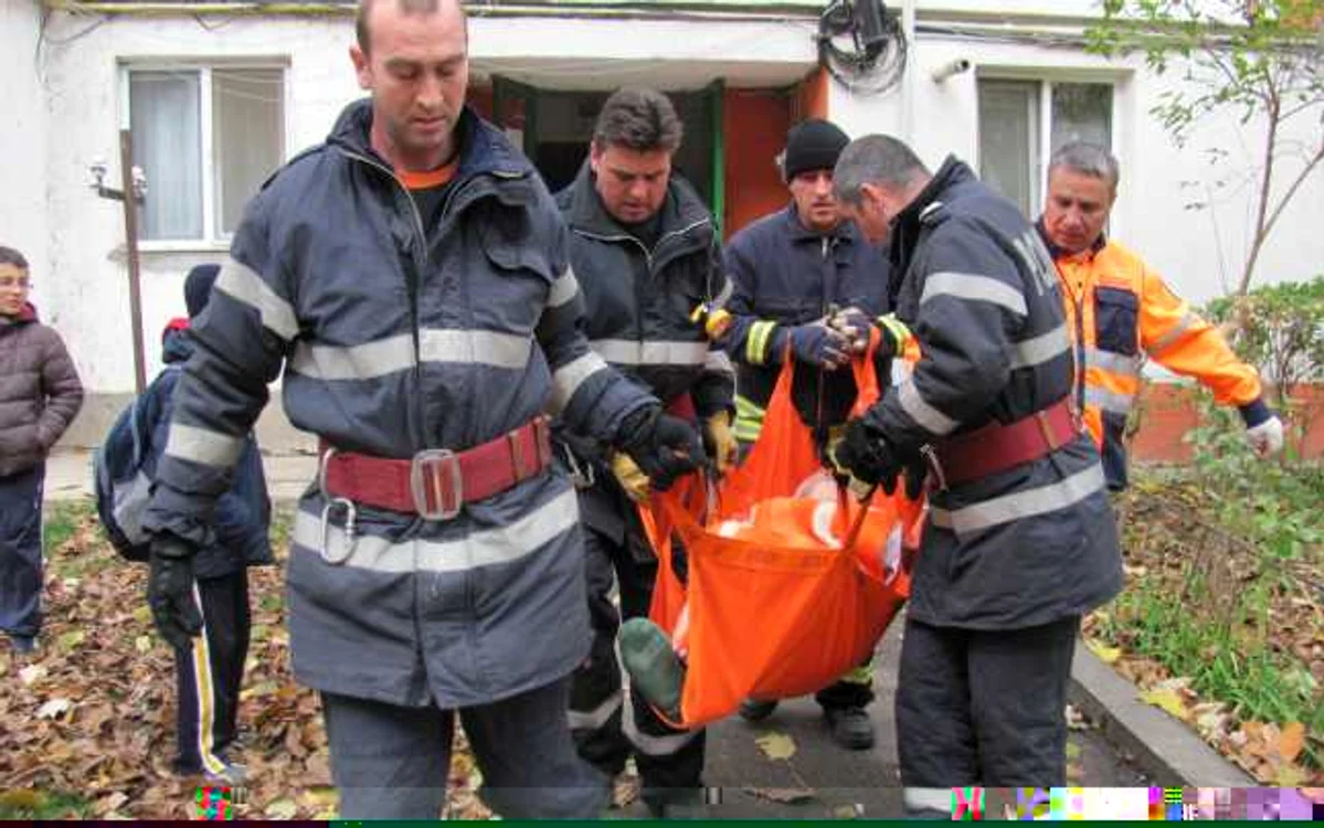 Pompierii ieşeni intervin pentru transportul unei persoane în stare gravă la spital Foto: arhiva Adevărul