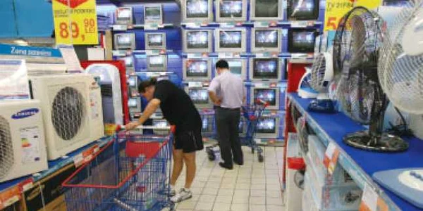 Televizorul şi mobilul, preferatele românilor