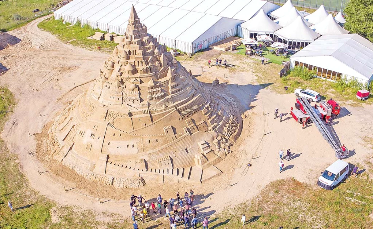 
    Castelul are înălţimea de 17,66 metri şi cântăreşte 11.000 de tone  