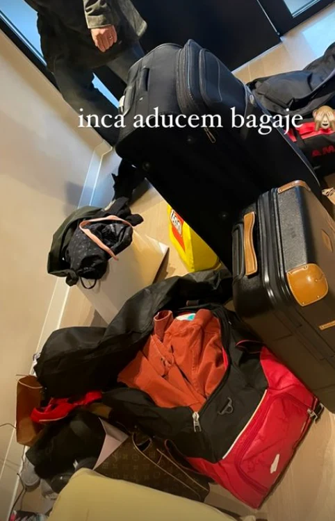 Adela Popescu încă mai aduce lucruri din vechea casă