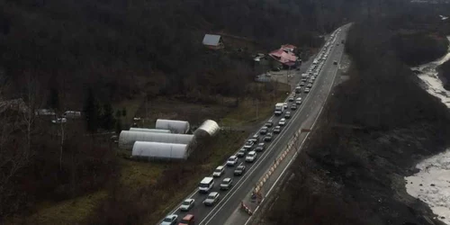 aglomeratie - trafic - coloana masini spre munte - dn
