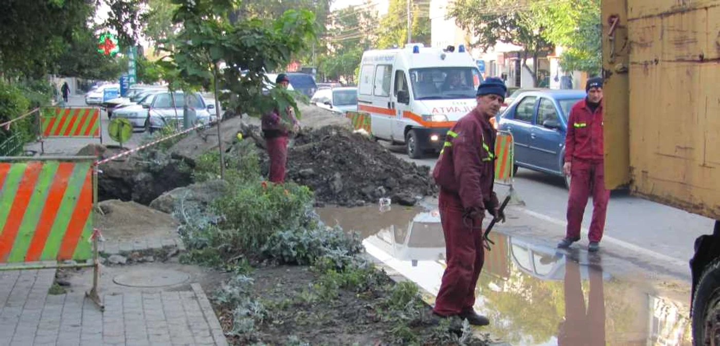 Apa caldă din reţea a inundat strada