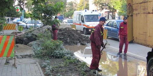 Apa caldă din reţea a inundat strada