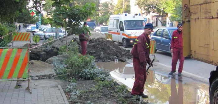 Apa caldă din reţea a inundat strada