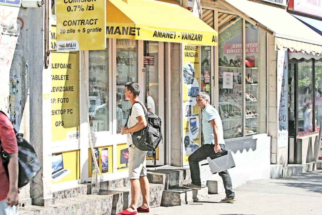 Reporterul Click!  a intrat încrezător  în centrul de amanet