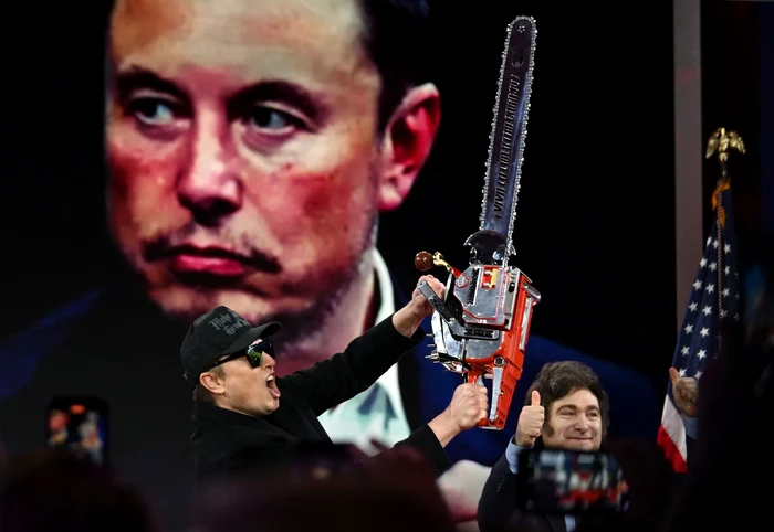 Elon Musk cu drujba, la o adunare publică FOTO: Profimedia