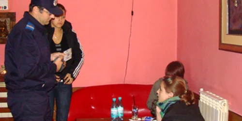 Neamţ: Elevii fac orele prin baruri şi magazine