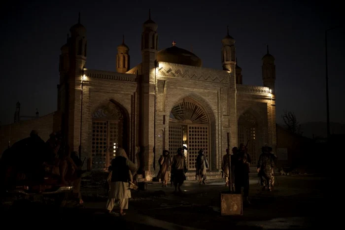 FOTO: Moscheea Eid Gah, după atacul cu bombă de duminică, 4 octombrie 2021