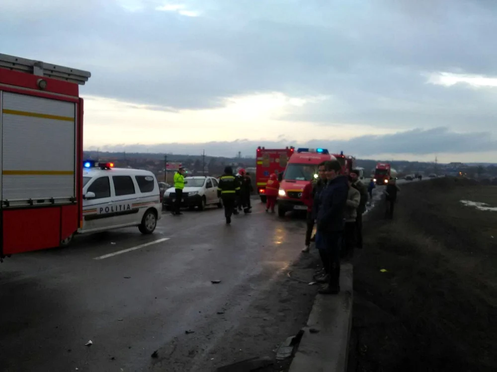 Loganul în care erau cinci persoane s-a răsturnat. FOTO: Arhivă
