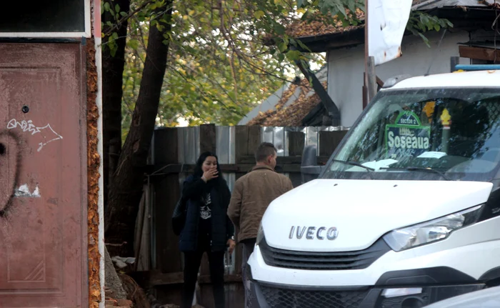 
    Doamna Pastramă  a supravegheat  lucrările și i-a  dirijat pe muncitori  