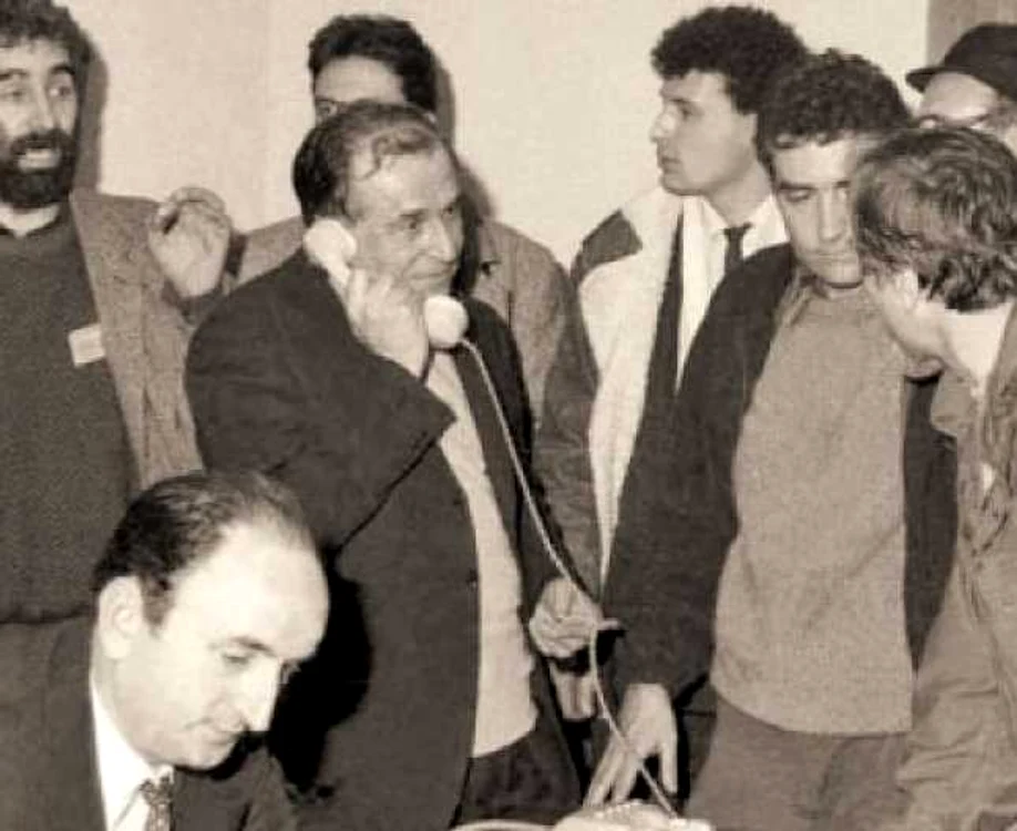 Imediat după Revoluţie, puterea a ajuns pe mâinile foştilor comunişti conduşi de Ion Iliescu şi Petre Roman
