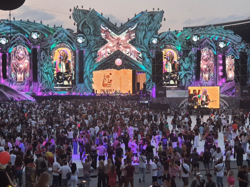 Untold X, la debut. Şefi liberali au dansat „în memoria” lui Iliescu, Albert NBN, amendat din nou. Post Malone, surprins într-o postură inedită
