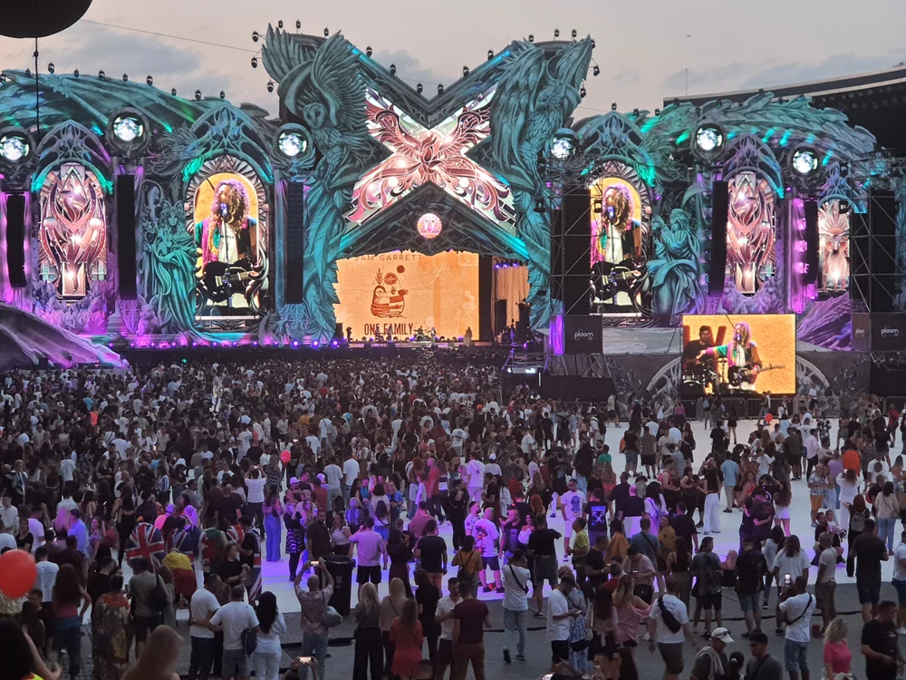 Seara a început cu Sam Garret pe scena principală a Untold X. FOTO: R.F.