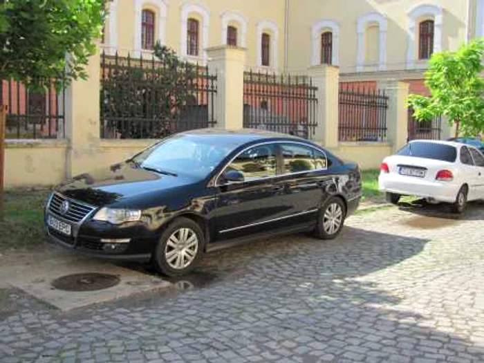 Înalţii prelaţi au venit cu supermaşini la Alba Iulia