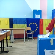 alegatoare in rochie tricolor la o sectie de votare din craiova foto ionelia nuca (1) jpeg