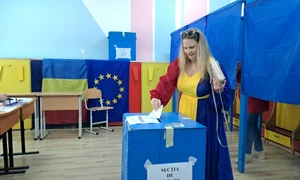 alegatoare in rochie tricolor la o sectie de votare din craiova foto ionelia nuca (1) jpeg