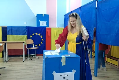 alegatoare in rochie tricolor la o sectie de votare din craiova foto ionelia nuca (1) jpeg