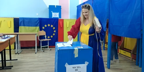 alegatoare in rochie tricolor la o sectie de votare din craiova foto ionelia nuca (1) jpeg