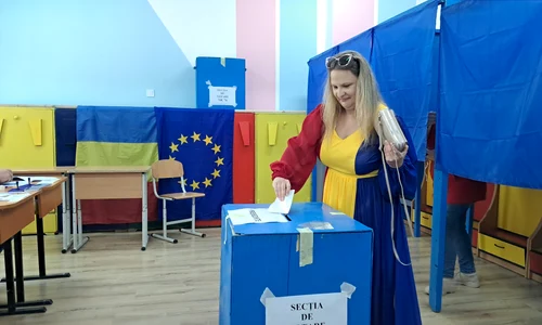 alegatoare in rochie tricolor la o sectie de votare din craiova foto ionelia nuca (1) jpeg