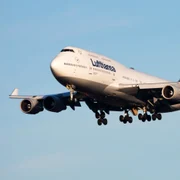 lufthansa boeing 747 400 jumbo jet foto shutterstock
