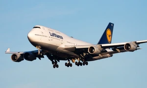 lufthansa boeing 747 400 jumbo jet foto shutterstock