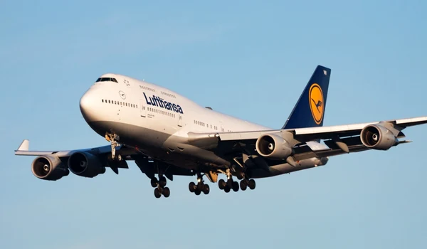 lufthansa boeing 747 400 jumbo jet foto shutterstock