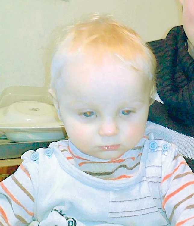 În momentul dispariţiei, copilul purta o bluză şi o căciulă albe, pantaloni negri şi ghete portocalii (Foto: Poliţia Română/ Capturi: infocs.ro)