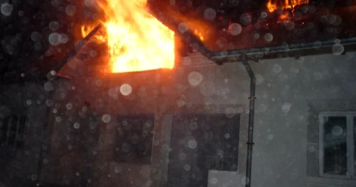 Flăcările au distrus mai multe bunuri din locuinţă