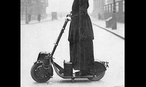 Doamna și trotineta jpeg