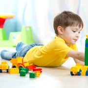 copil joaca jucarii lego cuburi shutterstock 296399939 jpg