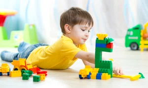 copil joaca jucarii lego cuburi shutterstock 296399939 jpg