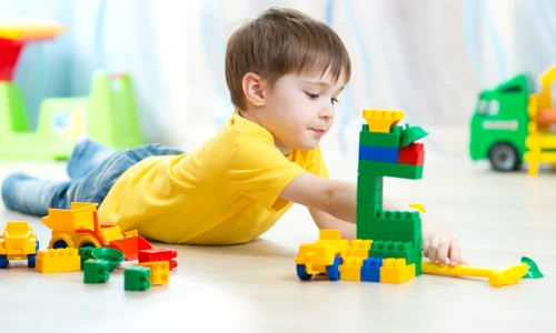 copil joaca jucarii lego cuburi shutterstock 296399939 jpg