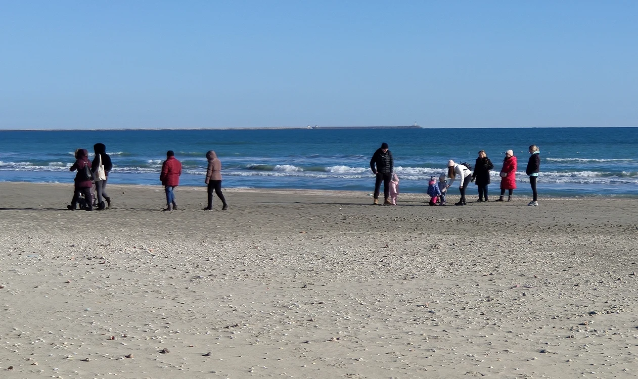 Familii de ucraineni pe plaja din Mamaia Nord FOTO Călin Gavrilaș