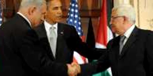 Obama (centru) caută pace între premierul israelian Benyamin Netanyahu (stânga) şi liderul palestinian Mahmoud Abbas (dreapta)