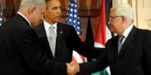 Obama (centru) caută pace între premierul israelian Benyamin Netanyahu (stânga) şi liderul palestinian Mahmoud Abbas (dreapta)