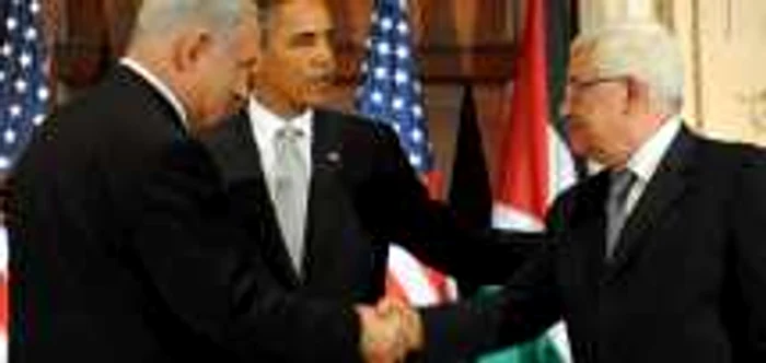 Pacea între palestinieni şi israelieni căutată de preşedintele american Barack Obama, aflat în imagine între Benjamin Netanyahu (în dreapta sa) şi Mahmoud Abbas, pare departe FOTO Arhivă